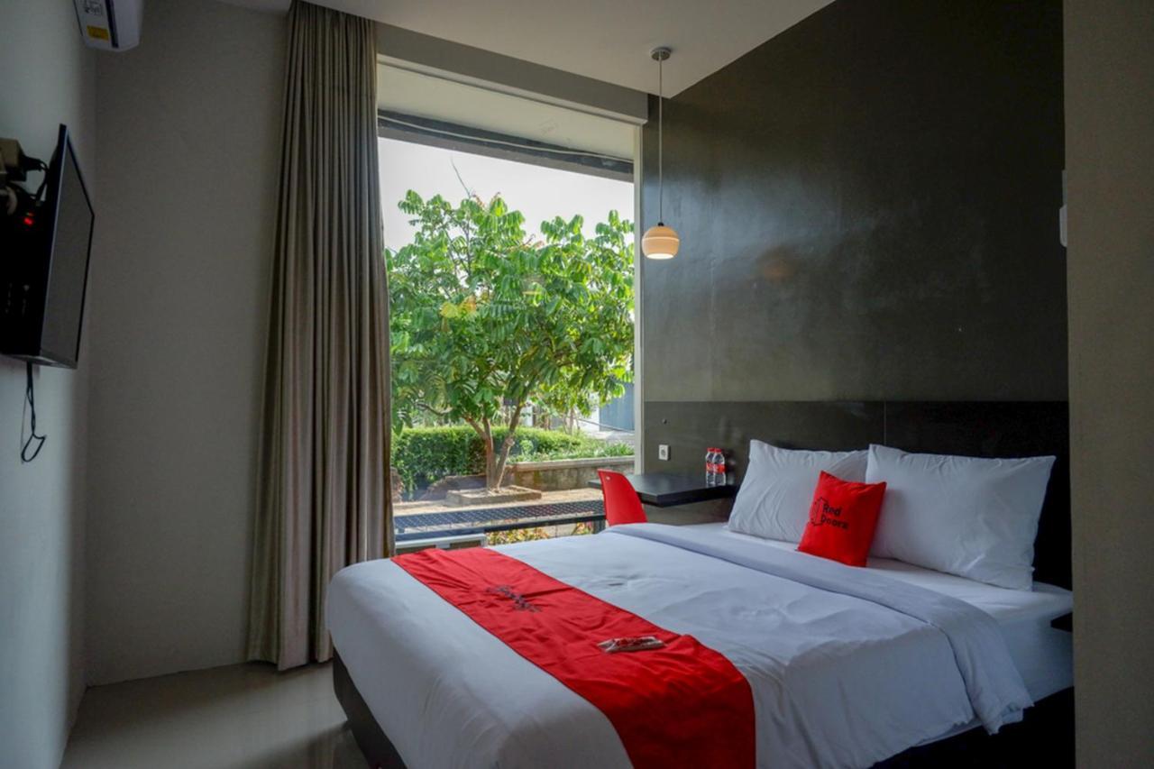 Reddoorz Plus Near Solo Baru Exterior photo